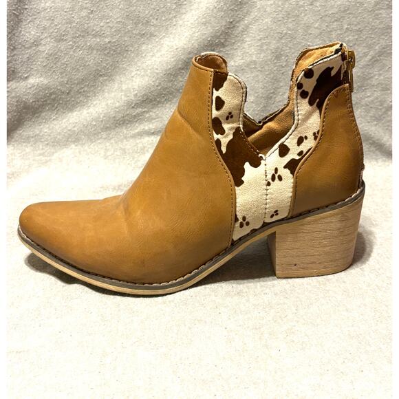 Pierre Dumas Size 7 Fall Fashion Cow Print Ankle Booties Back Zip - Picture 1 of 10